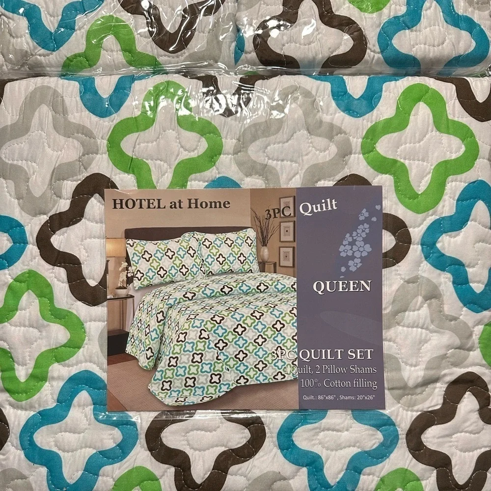 Hotel at home Queen 3pc Quilt set Multi Color stylish quatrefoil print